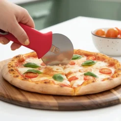 Cortador de pizza con destapador