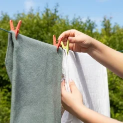 Cuerda para ropa con 10 pinzas