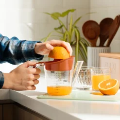 Exprimidor con vaso de medida