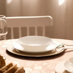 Plato de comida blanco básico