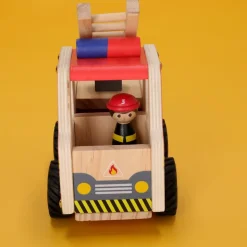 Transporte de madera con personaje