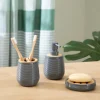 Vaso de plástico y bambú para el baño